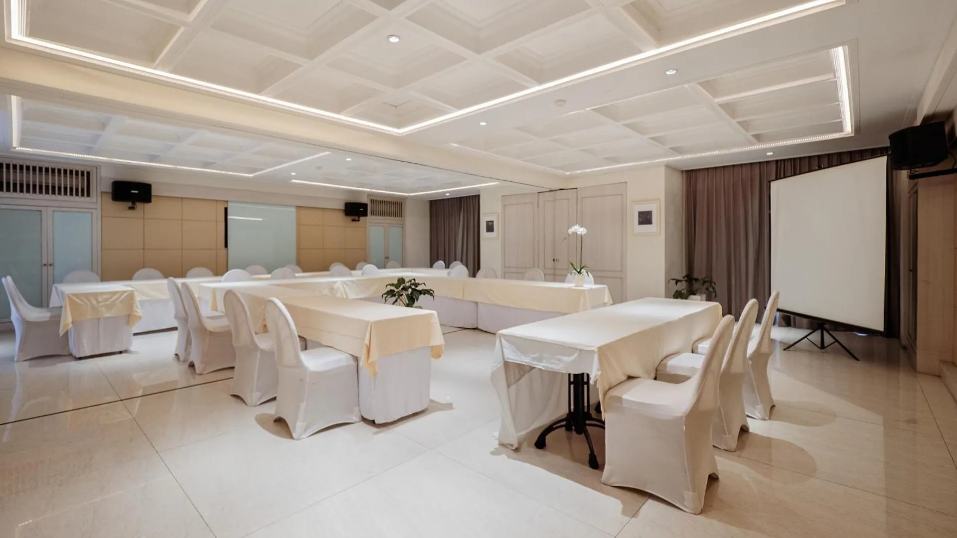 Alron Hotel Kuta Кута