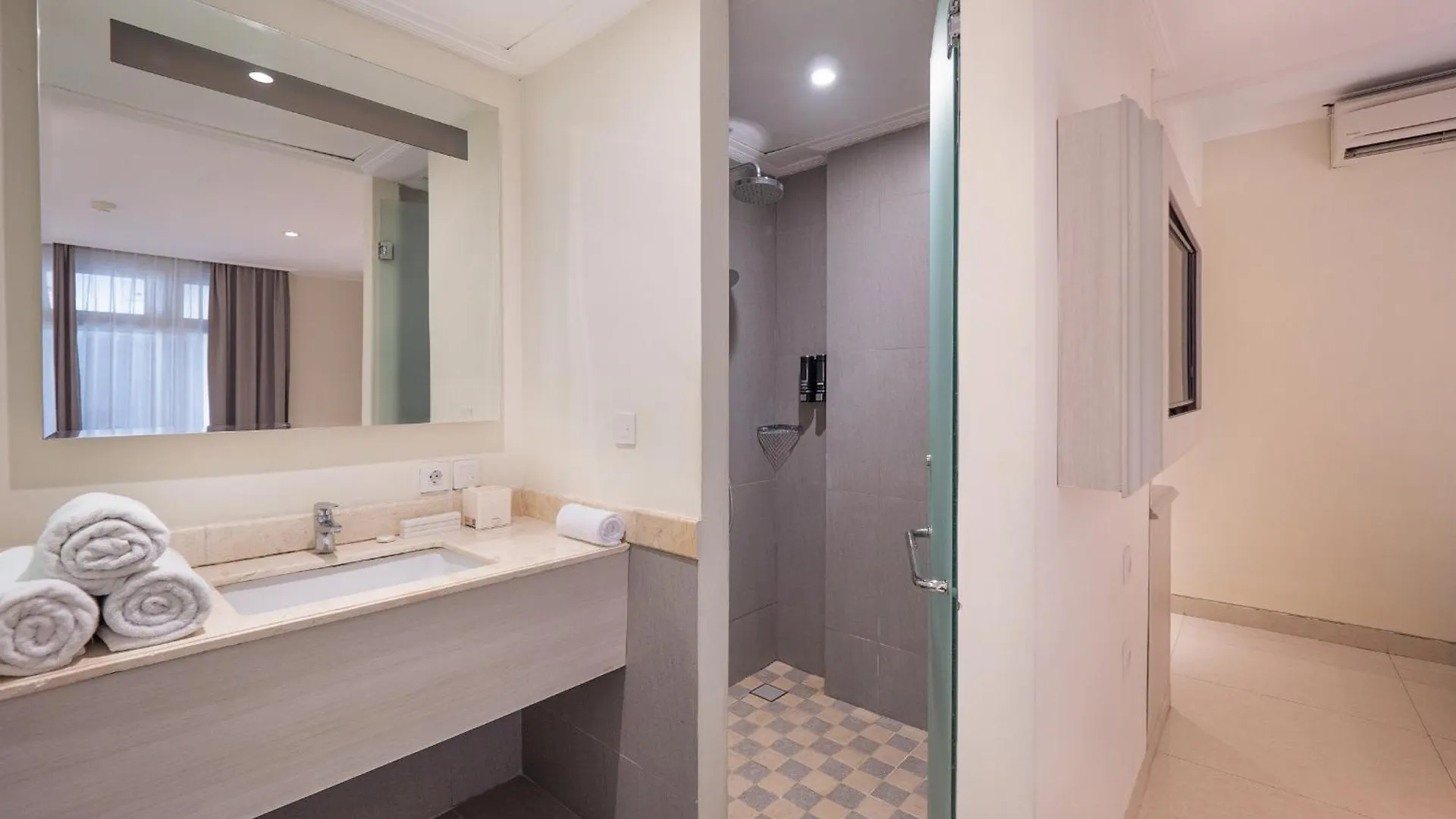 Alron Hotel Kuta Kuta  4*, Kuta (Bali) Indonesia
